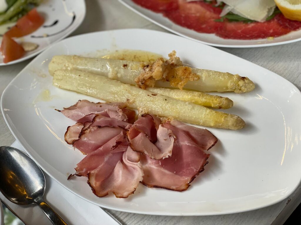 白アスパラガス - ハムが添えられたドイツの春の名物料理