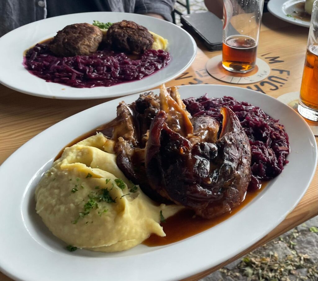 リブ料理 - フライドポテトが添えられた豪快な肉料理