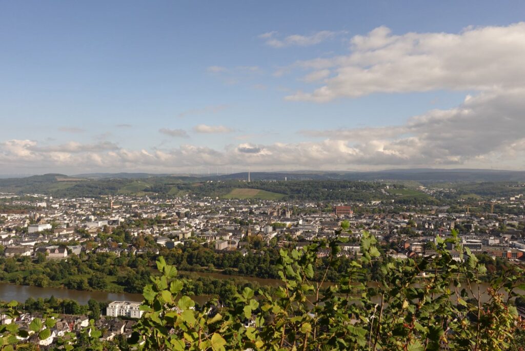 マリエンゼウレ展望台から見たトリーアの夕暮れ時の風景