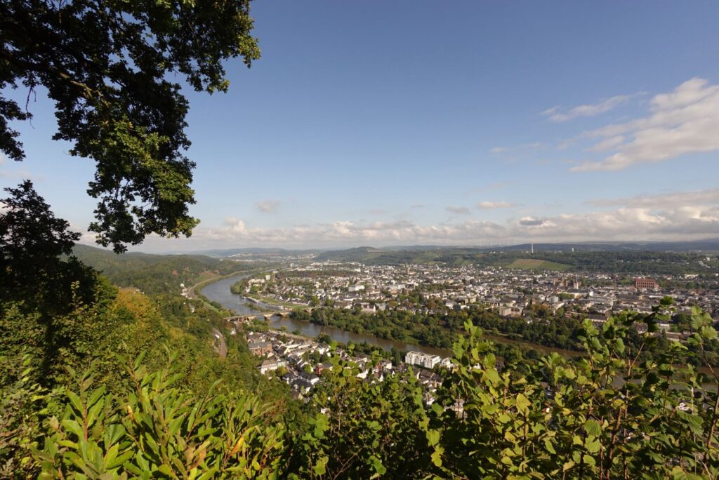 マリエンゼウレ展望台から見たトリーア市街地全景。赤い屋根とモーゼル川が美しいコントラストを作り出す