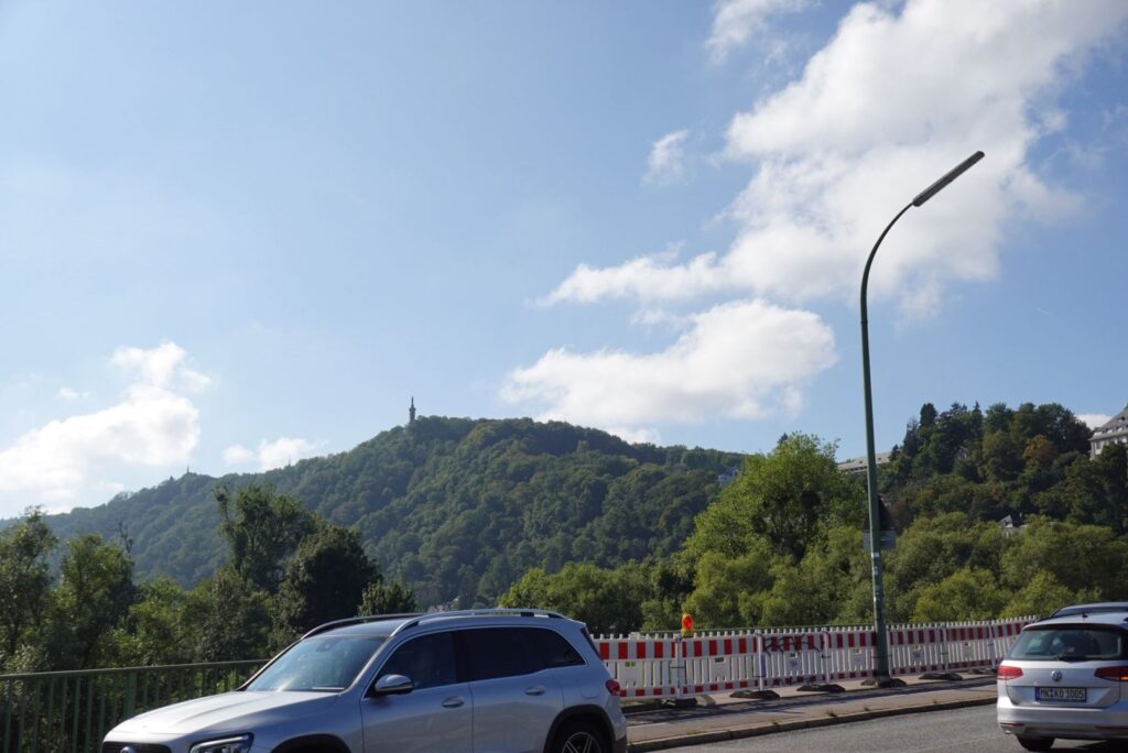 トリーア市街地から見たマリエンゼウレの聖母像。丘の上に白く輝く姿が印象的