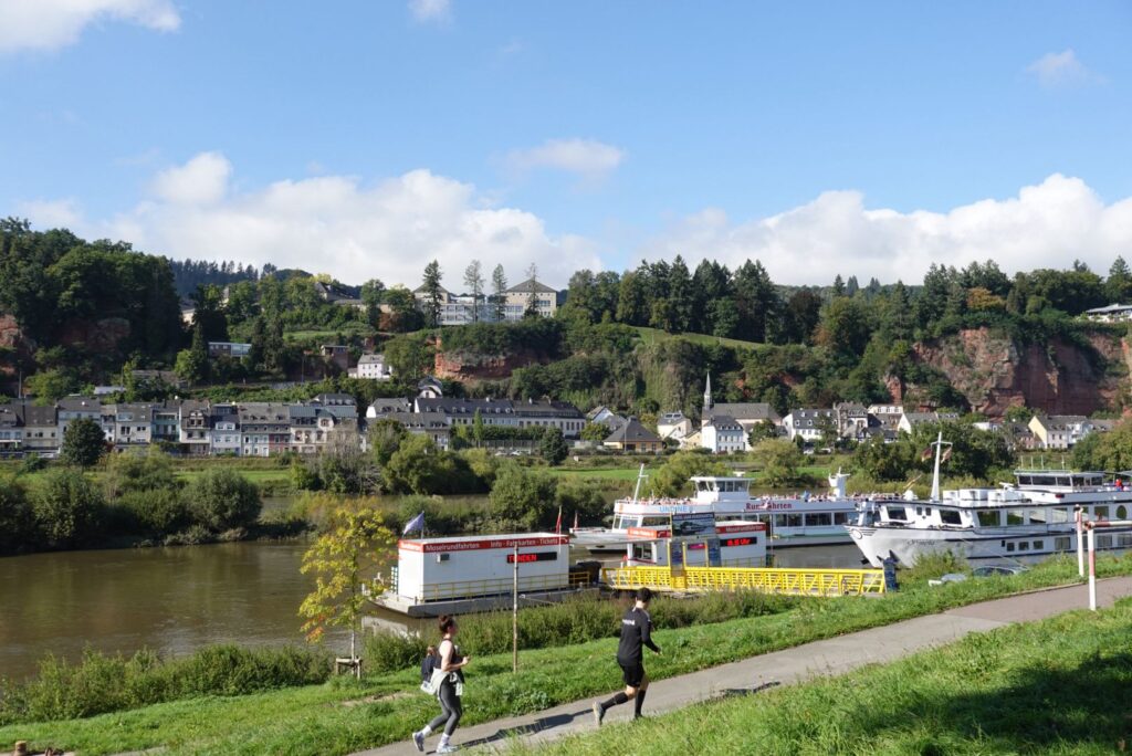 マリエンゼウレ周辺のモーゼル川沿いの遊歩道。静かな散歩道が続く